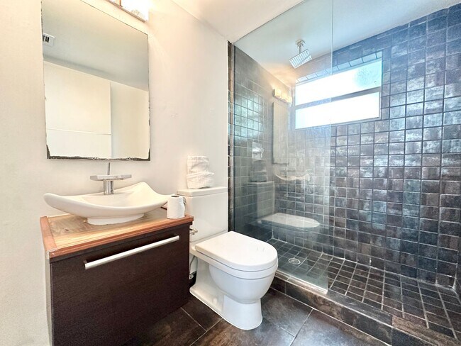Building Photo - Tastefully furnished 1bed/1bath in the hea...