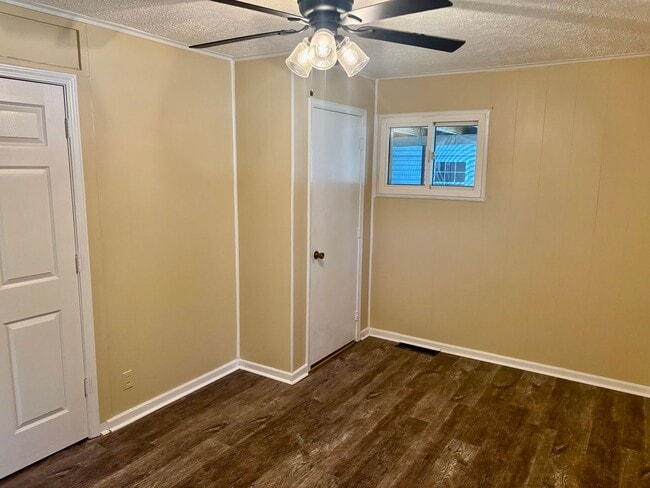 Building Photo - 2 bedroom 1 bath house for rent with a garage