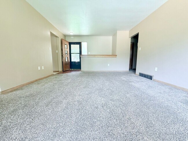 Building Photo - 4-Bed House in Cedar Falls
