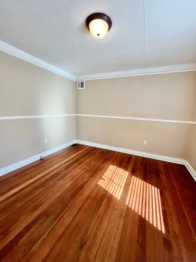 Building Photo - MOVE IN READY!! 2 BEDROOM 1 BATH W/OFFICES