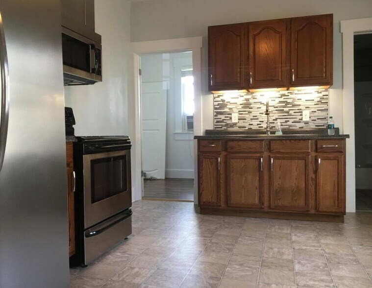 Building Photo - 601 Clinton Ave