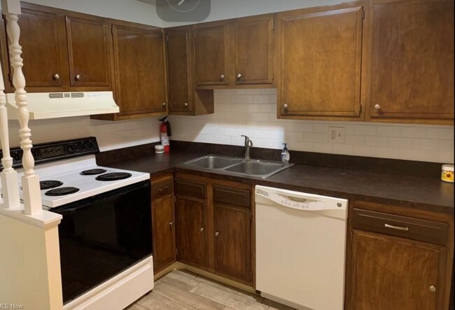 Building Photo - 16101 Maple Park Dr