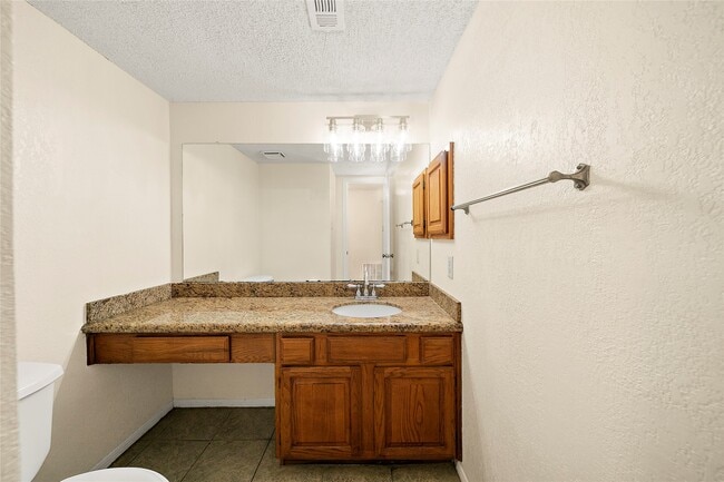Building Photo - 2206 Greencove Ln