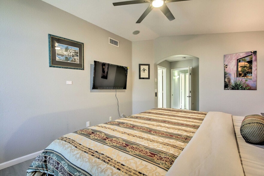 Building Photo - 9718 E Gelding Dr