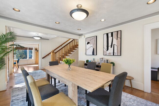 Building Photo - 1005 E Roy St