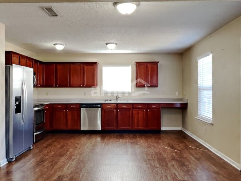 Building Photo - 5622 N Jefferson Dr