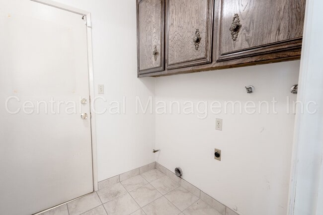 Building Photo - 3 Bedroom/2 Bath with a Pool - $2395 Per Month!