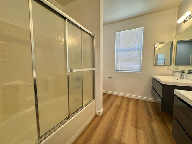 Building Photo - Gorgeous Remodeled 3+2 - $3000