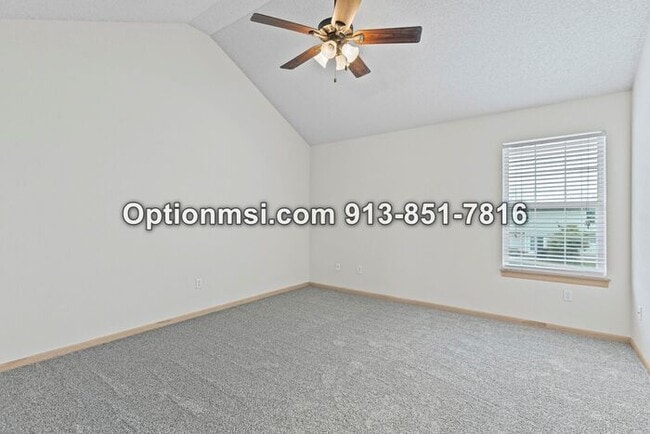 Building Photo - Beautifully updated