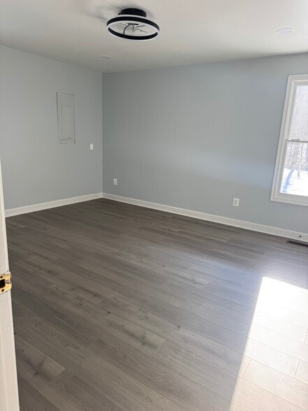 Building Photo - 8208 Sleepy Hollow Dr