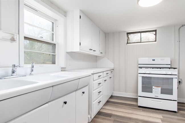 Building Photo - Spacious and Updated 4-Bedroom Home Near Field Club!