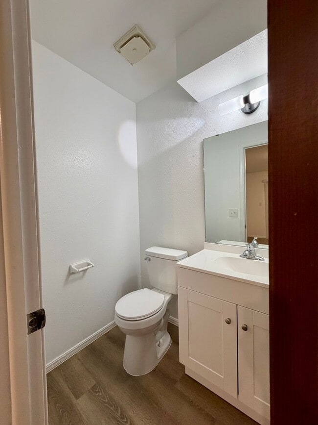 Building Photo - Beautiful Fully Remodeled 2 bedroom Townhome