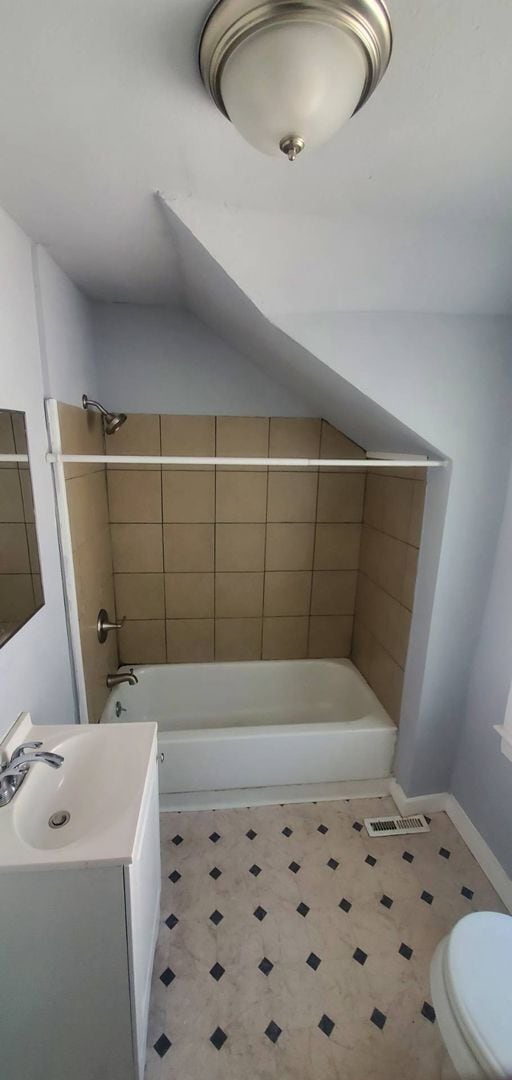 Building Photo - Charming 4-Bedroom Property in Prime Location