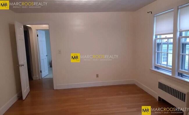 Building Photo - 33 Oak Ave