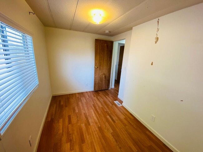 Building Photo - Cute Country Home on 1 Acre!