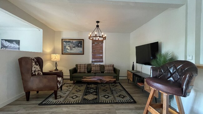 Building Photo - 627 S Melrose St