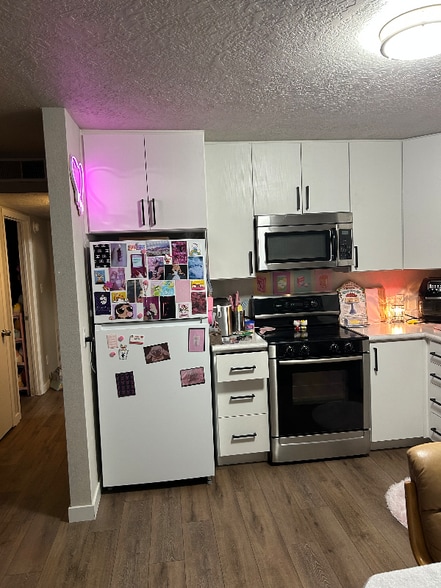 Building Photo - 194 S 200 W