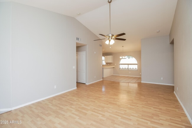 Building Photo - 588 E Devon Dr