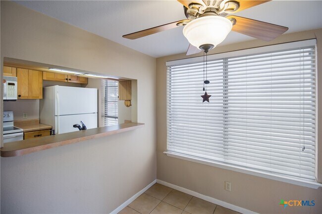 Building Photo - 1101 Parkview Dr