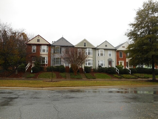 Building Photo - Townhouse near downtown Greensboro