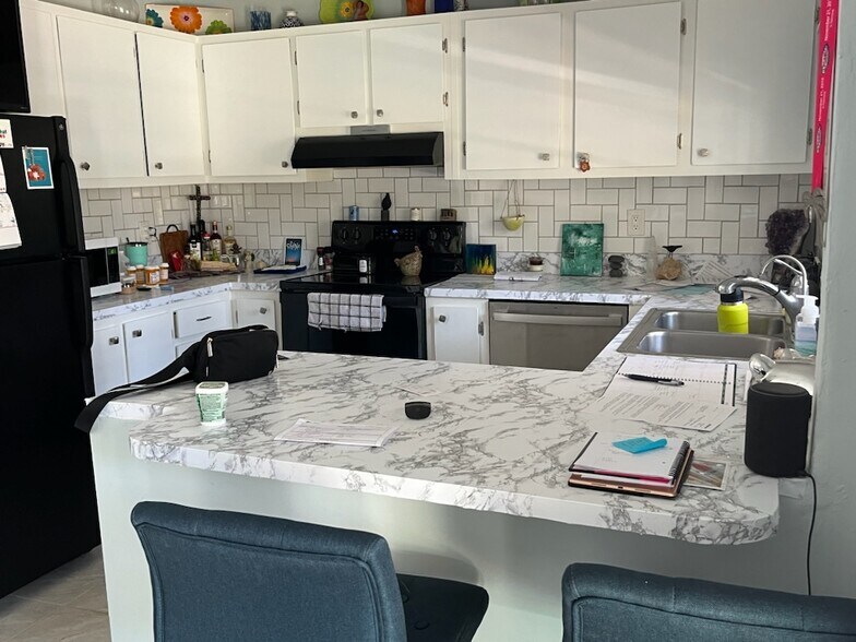 Building Photo - 5231 Beach Dr SE