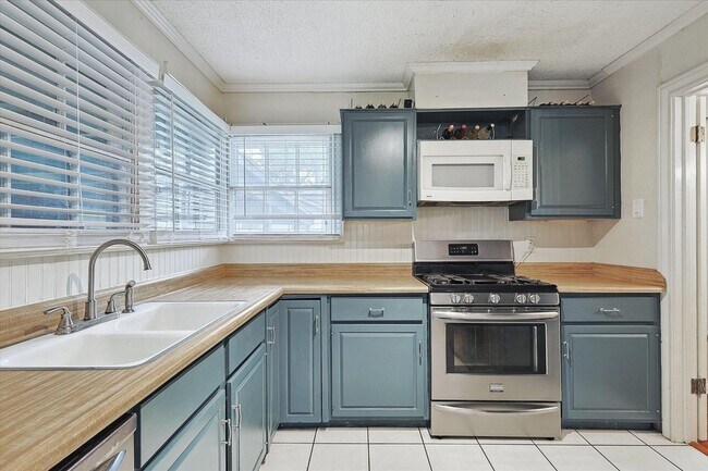 Building Photo - Amazing Historic 1940's Home in Original C...