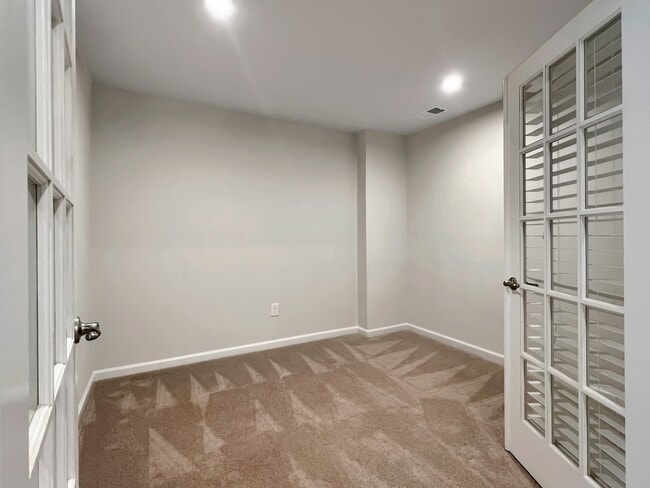 Building Photo - Move-In Ready Townhome with Finished Basem...