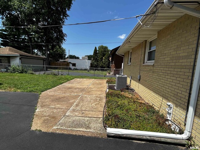 Building Photo - 2206 W Rohmann Ave