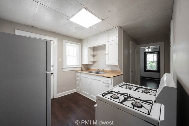 Building Photo - "Charming 1-Bedroom Duplex Retreat on East...