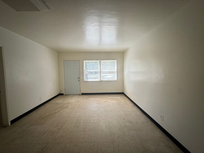 Building Photo - Cozy two bedroom in 93308!