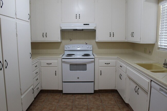 Building Photo - Cute Home in Bakersfield