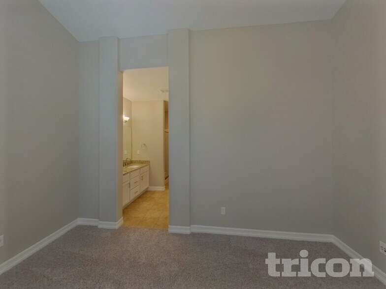 Building Photo - 6697 Cottonwood Tree Dr