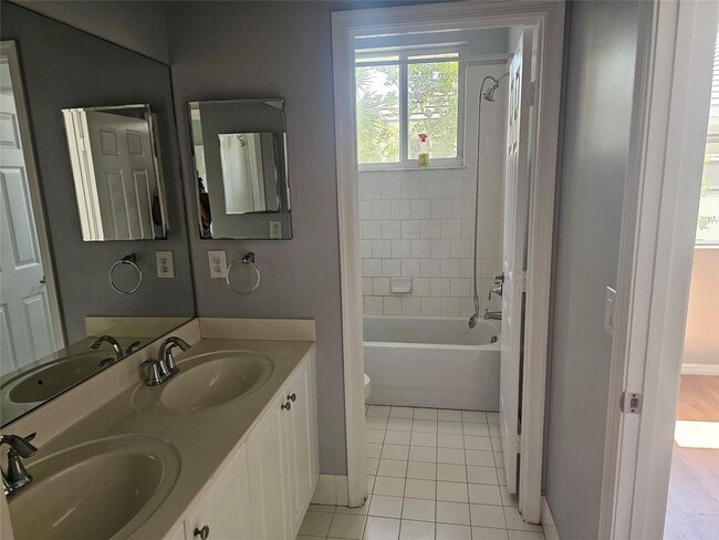 Building Photo - 3021 NW 30th Ave