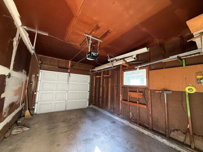 Building Photo - $1,600 | 3 Bedroom, 1 Bathroom House | No ...
