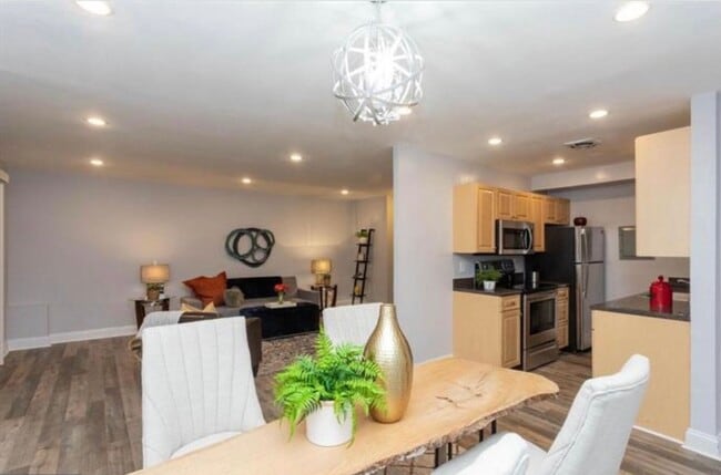 Building Photo - Spacious and Newly Remodelled at the Fairm...