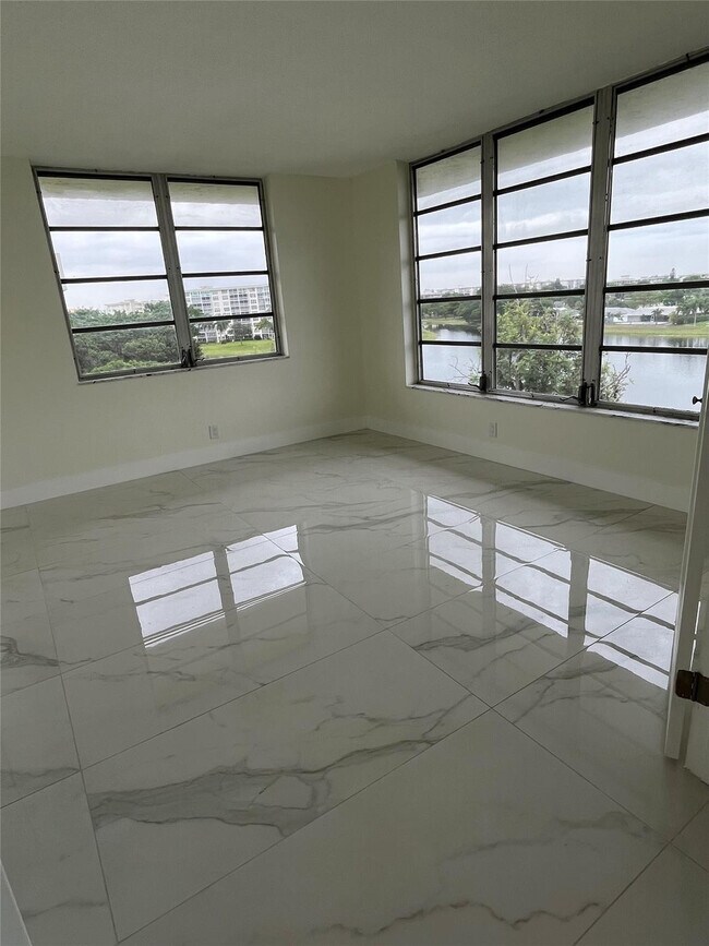 Building Photo - 3150 N Course Ln