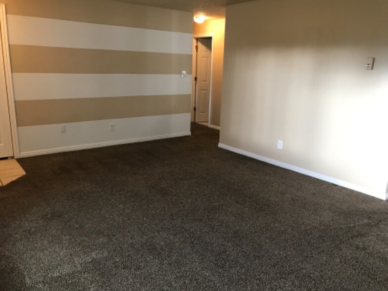 Building Photo - 3850 Hawthorne Rd