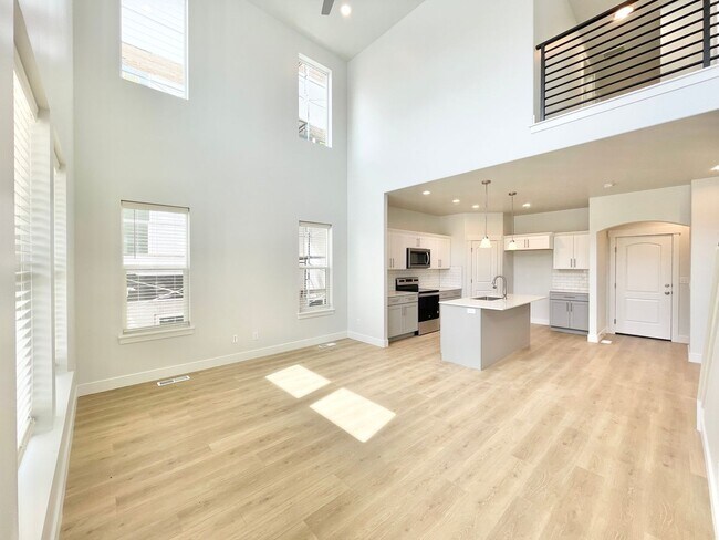 Building Photo - Sleek Townhome at Mountain Ridge!