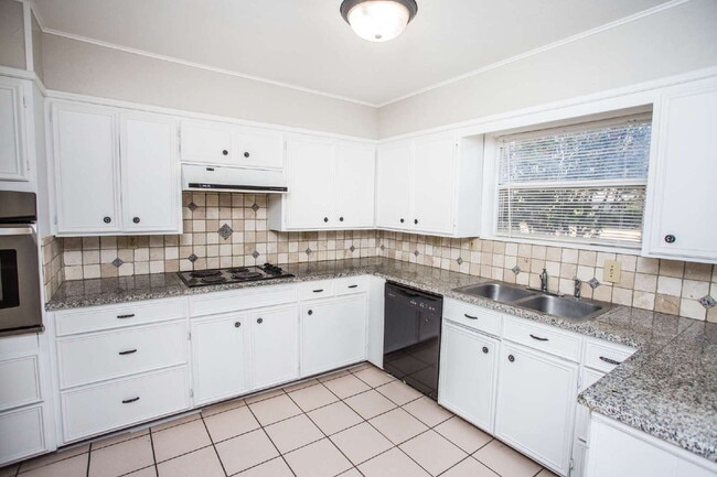 Building Photo - "Spacious 5-Bed Oasis with Granite Elegance & Hardwood Charm in Lubbock!"