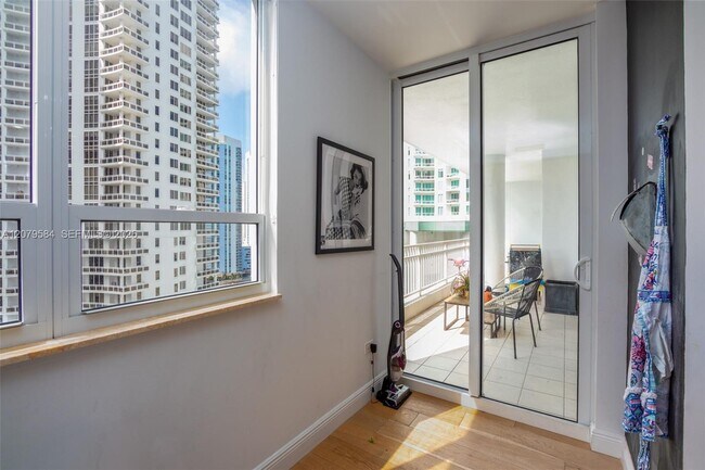Building Photo - 801 Brickell Key Blvd