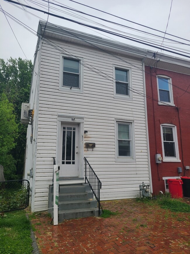 Building Photo - 31 Upland Ave