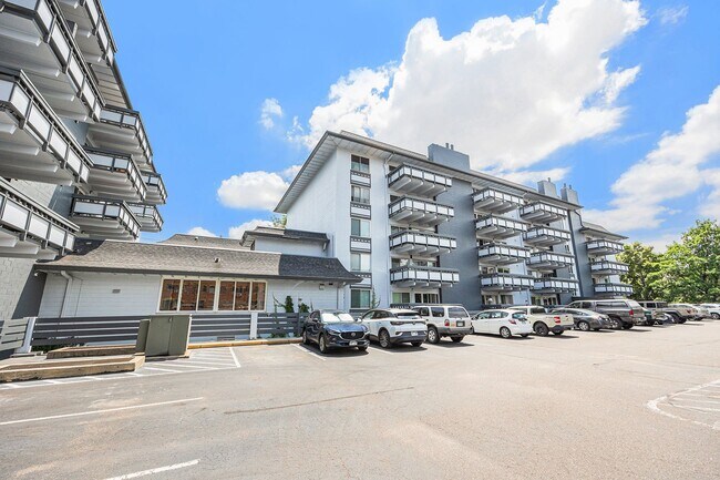 Building Photo - Spacious 1 bedroom home in the heart of Capital Hill! 1 Reserved Parking Space and Storage Unit!