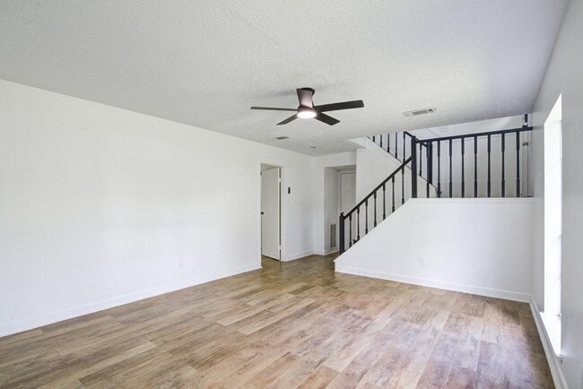 Building Photo - 402 Tresvant Dr