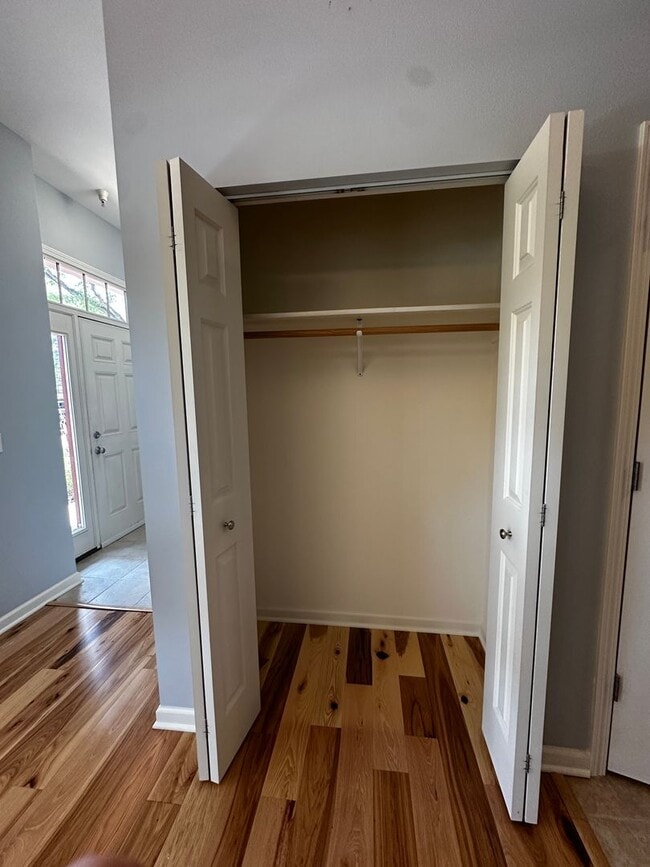 Building Photo - 1 Bedroom, GREAT location!!
