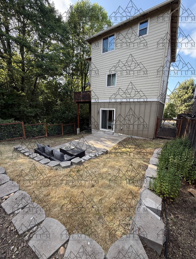 Building Photo - 3 Bedroom 4 Bathroom - Hood River