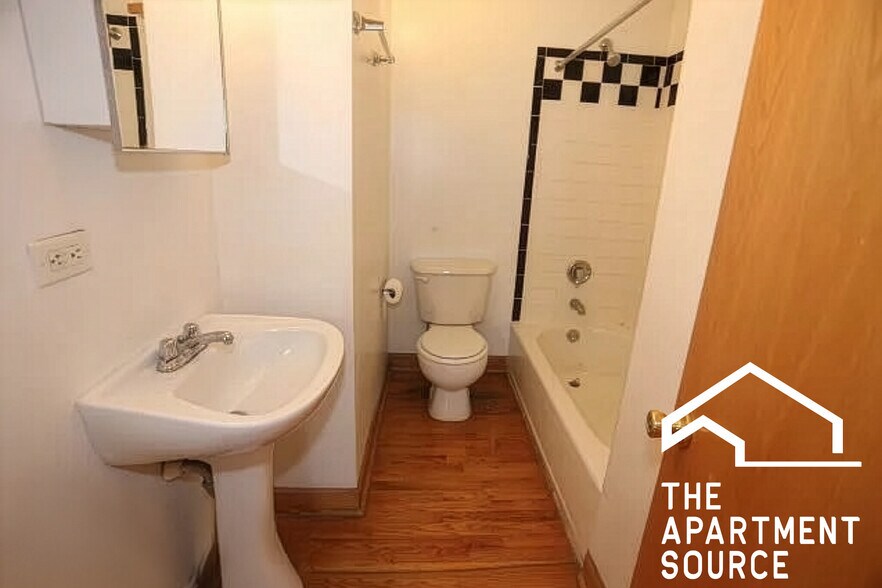 Building Photo - 3449 N Sheffield Ave