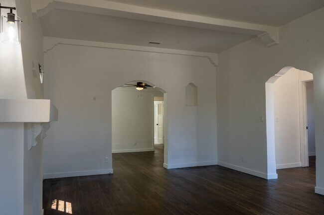 Building Photo - 1521 S Stanley Ave