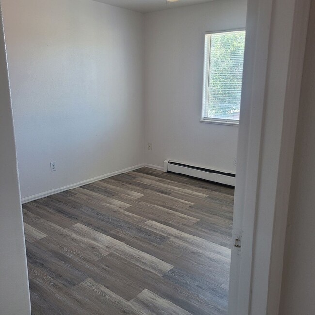 Building Photo - 3 Bed 2 bath upstairs unit
