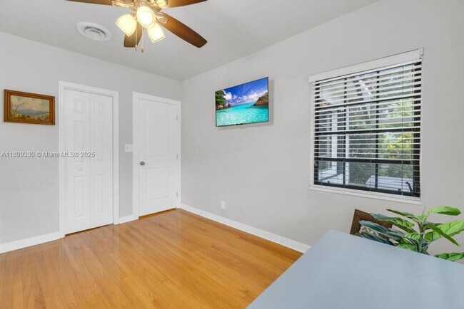 Building Photo - 364 Navarre Dr
