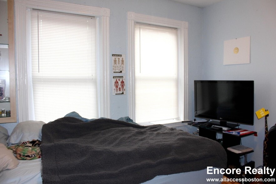 Building Photo - 40 Anderson St